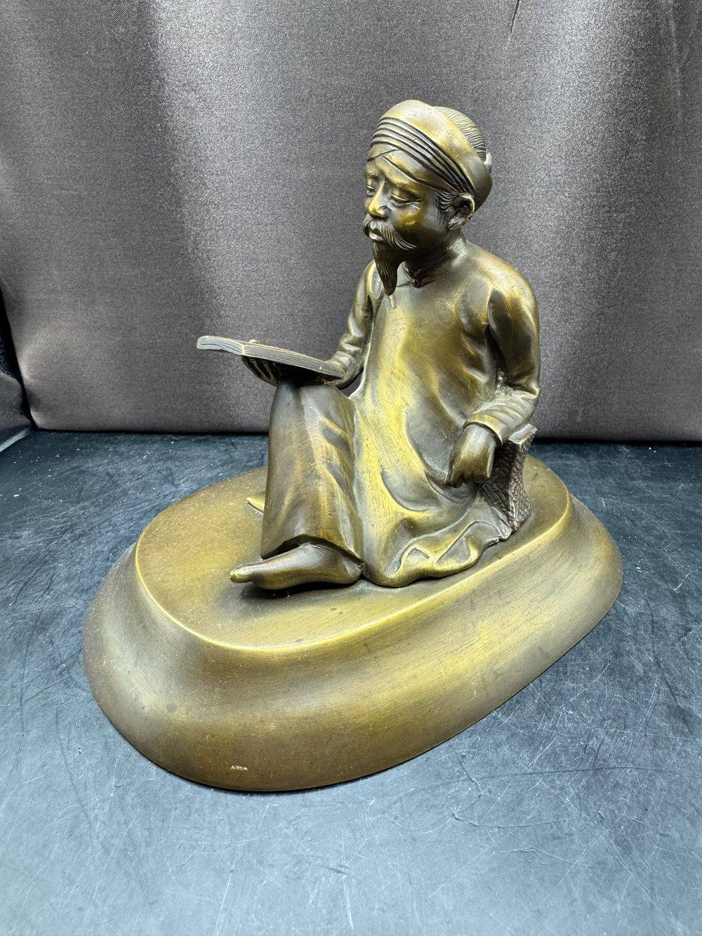 Rarissime et magnifique figurine / Statuette en bronze représentant un lecteur annamite - Indochine - Vers 1920 - Collection - Décoration – Image 4