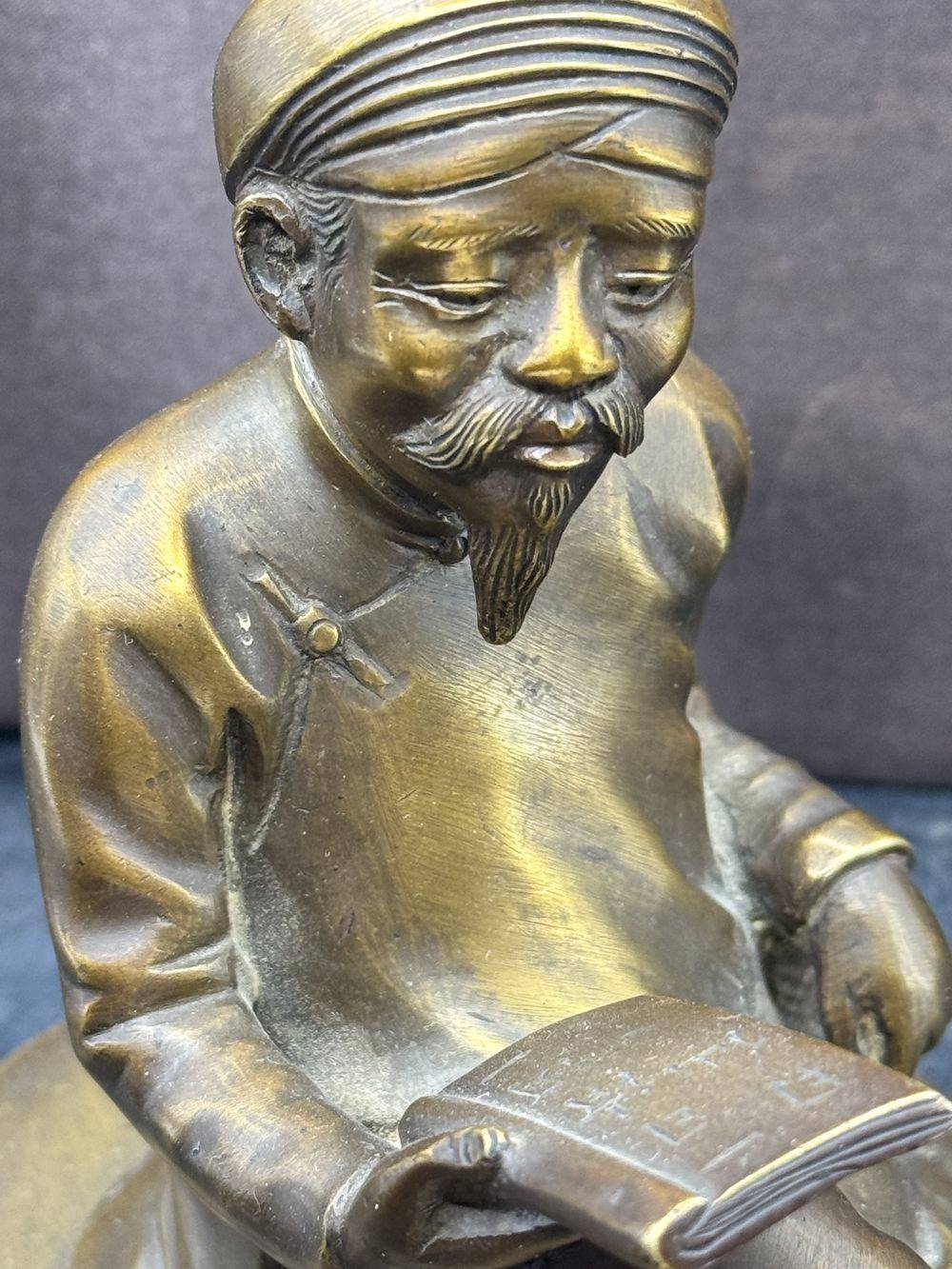 Rarissime et magnifique figurine / Statuette en bronze représentant un lecteur annamite - Indochine - Vers 1920 - Collection - Décoration – Image 8