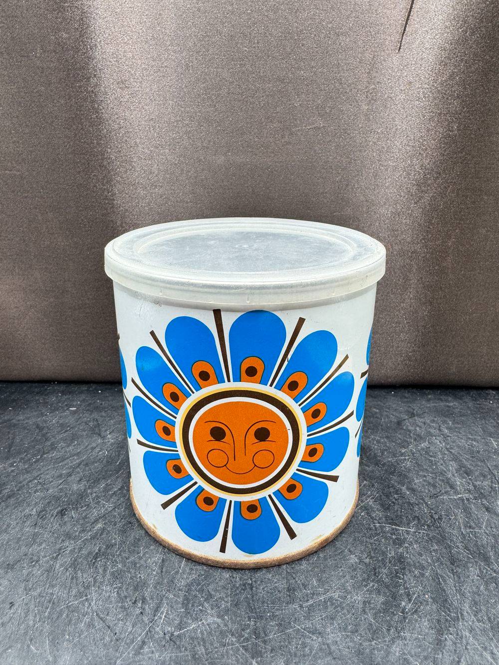 Boîte cylindrique en métal lithographié - Maison Legal - Motif de fleur-soleil stylisée design « Flower Power » des années 1970 - Déco - Collection - Vintage – Image 3