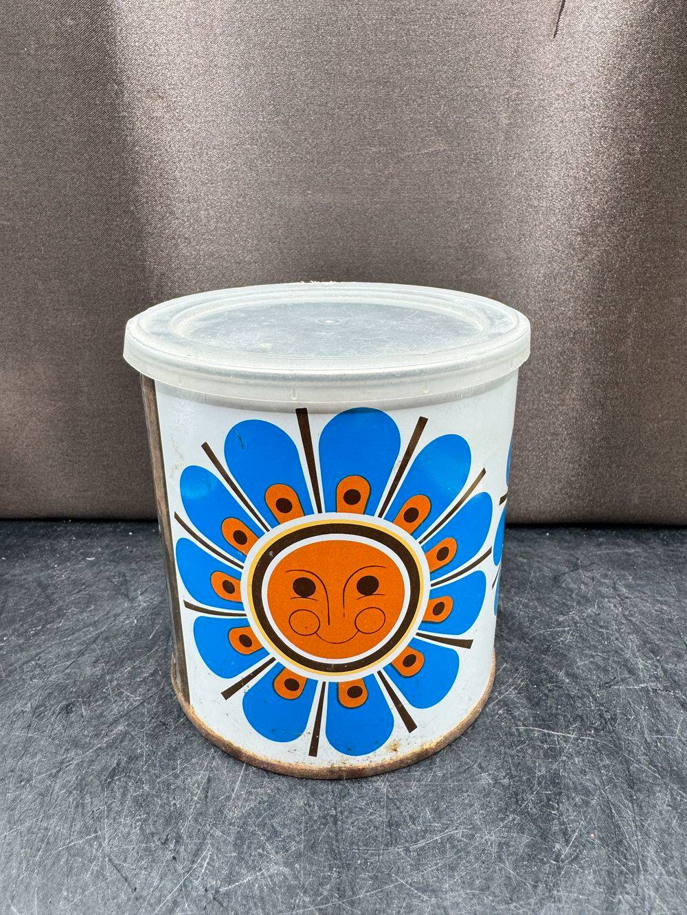 Boîte cylindrique en métal lithographié - Maison Legal - Motif de fleur-soleil stylisée design « Flower Power » des années 1970 - Déco - Collection - Vintage – Image 4