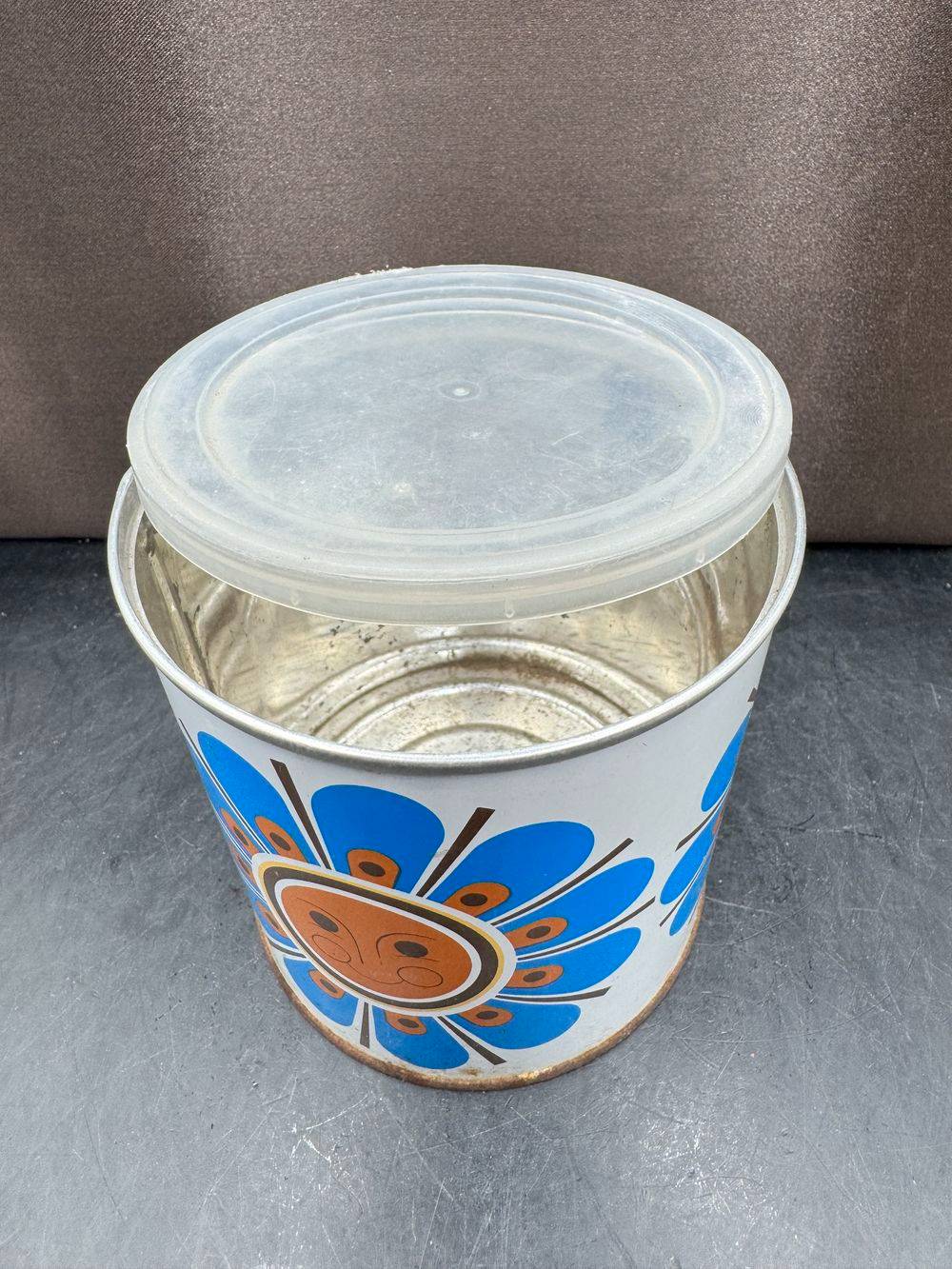 Boîte cylindrique en métal lithographié - Maison Legal - Motif de fleur-soleil stylisée design « Flower Power » des années 1970 - Déco - Collection - Vintage – Image 5