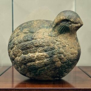 Charmante, ancienne et rare figurine - Une caille en pierre - Présente des gravures texturées très détaillées sur son plumage - Collection - Décoration - Vintage