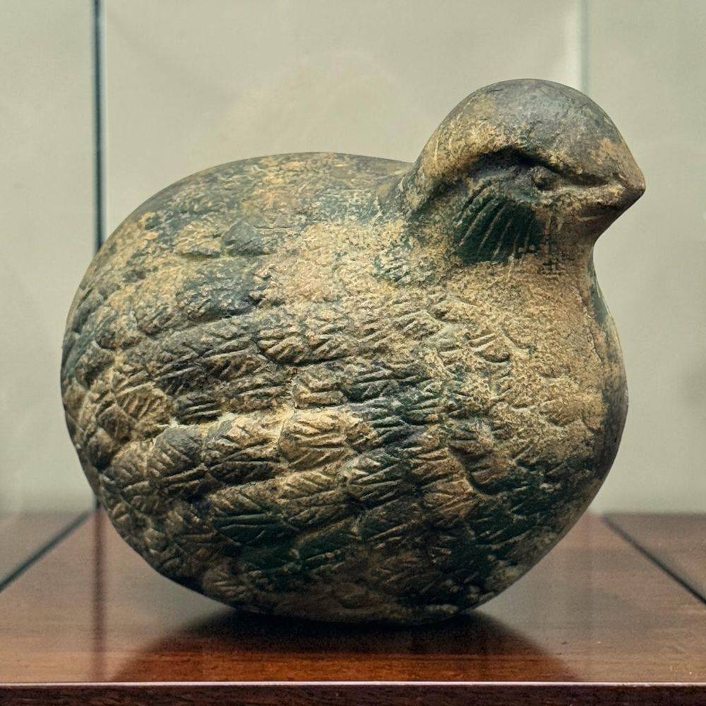 Charmante, ancienne et rare figurine - Une caille en pierre - Présente des gravures texturées très détaillées sur son plumage - Collection - Décoration - Vintage