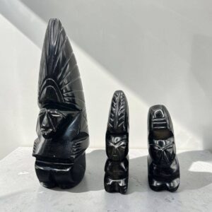 Bel ensemble - Lot de 3 Statuettes de tailles différentes Guerrier/Totem Aztèque/Maya en pierre d'Obsidienne noire brute avec coiffes typiques - Origine/Mexique - Vers 1970 - Collection - Décoration - Vintage