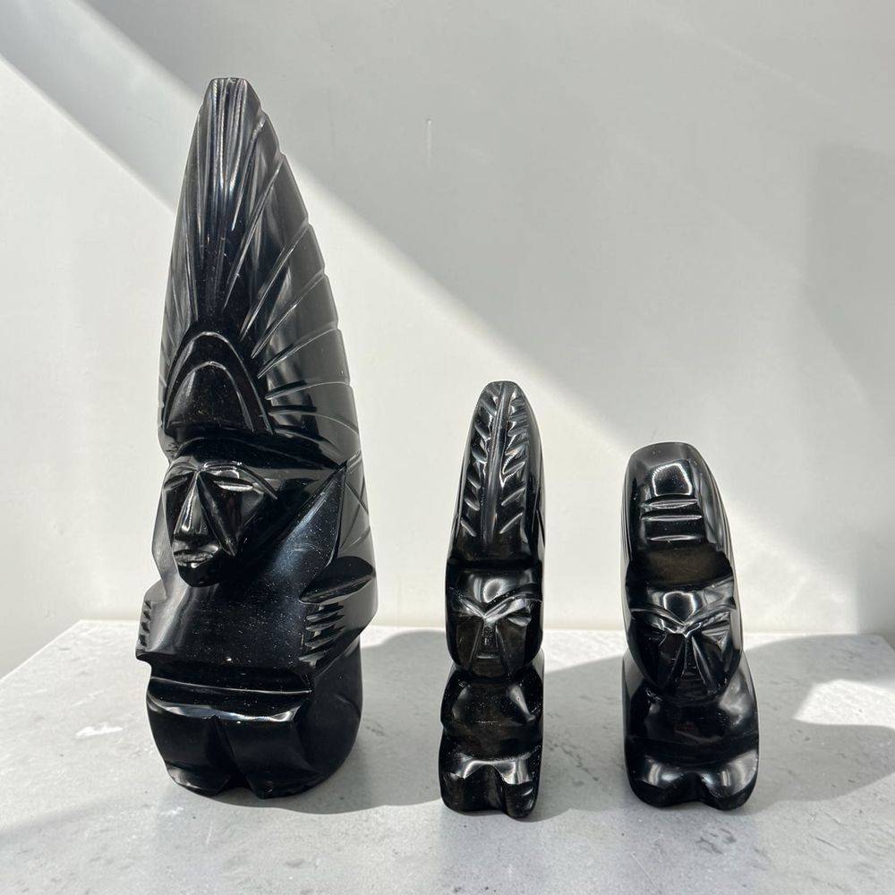 Bel ensemble - Lot de 3 Statuettes de tailles différentes Guerrier/Totem Aztèque/Maya en pierre d'Obsidienne noire brute avec coiffes typiques - Origine/Mexique - Vers 1970 - Collection - Décoration - Vintage