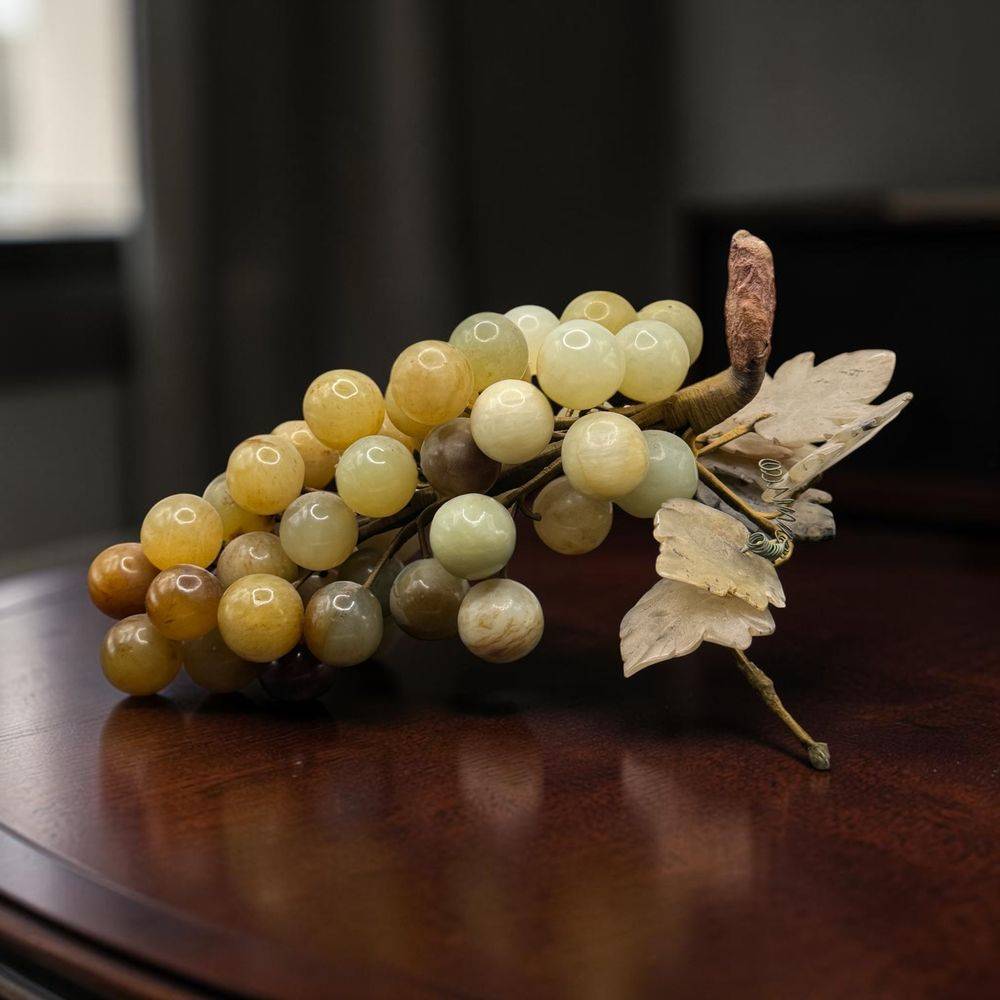 Ancienne et grande Grappe de raisin en pierre dure d'un réalisme absolu, Jade ou Quartz vert avec ses feuilles en pierre également - support - Vers 1950 60 - Déco - Collection - Vintage