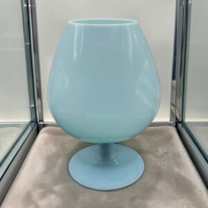 Grand vase / coupe sur pied en verre opalin dans une teinte bleu pastel translucide et lumineuse - Façonné la main - Des années 60 - Collection - Décoration