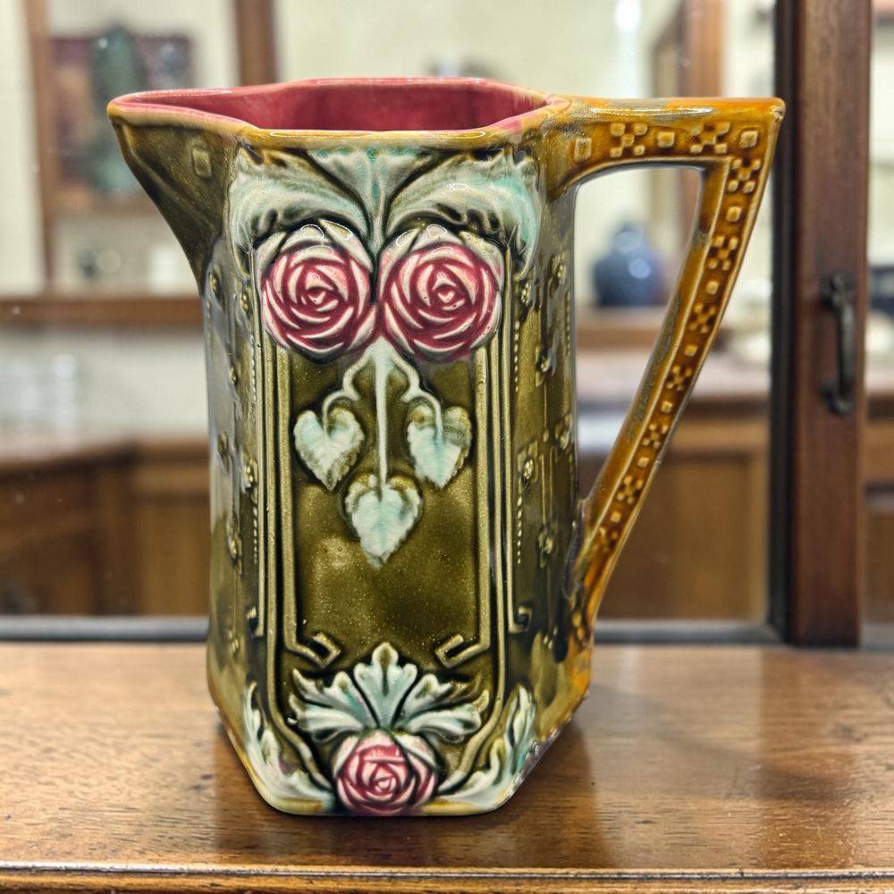 Pichet en Barbotine - Modèle Les Breloques - Fabriqué par la faïencerie d'Onnaing vers 1900 - Déco - Collection
