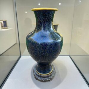 Ancien et grand vase cloisonné en émail bleu et doré sur son support en bois - Travail d'art asiatique du début du XXe siècle (vers les années 1920) - Collection - Décoration