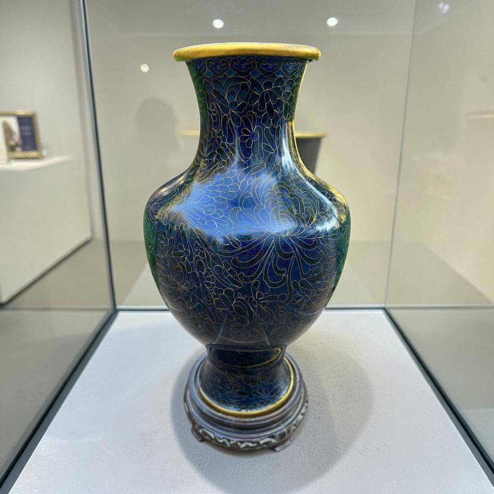 Ancien et grand vase cloisonné en émail bleu et doré sur son support en bois - Travail d'art asiatique du début du XXe siècle (vers les années 1920) - Collection - Décoration