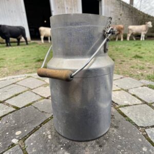 Ancien grand pot à lait en aluminium avec couvercle, chainette et poignée en bois - Vers 1950 - Déco - Collection