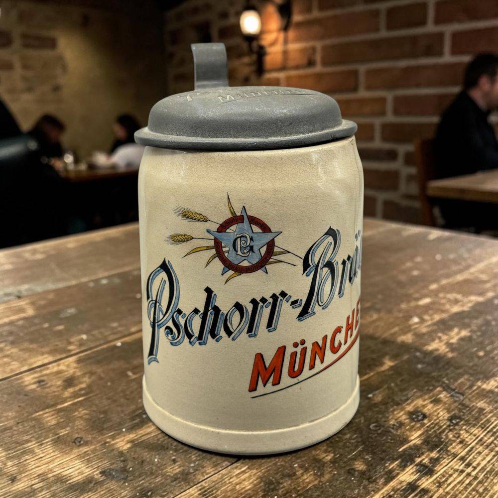 Ancienne chope à bière en grès (ou céramique) avec un couvercle à charnière en étain, arborant l'inscription de la brasserie allemande Pschorr-Bräu München et son logo étoilée « Schutzmarke » - Décoration - Collection