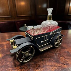 Service à liqueur musical en forme de voiture ancienne (souvent inspiré des modèles des années 1900-1920) - Déco - Collection - Vintage (vers 1960)