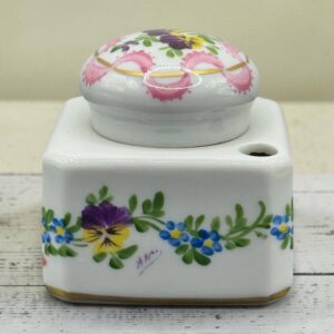 Ancien encrier en porcelaine de Limoges, décoré à la main de magnifiques fleurs colorées - Dorures - Des années 50/60 - Signé et estampillé - Collection - Décoration - Vintage