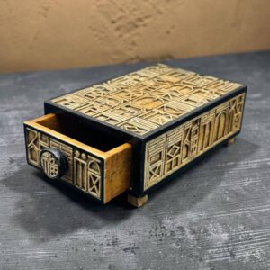 Ancienne et incroyable petite boîte à tiroir ou boîte à bijoux rectangulaire en pierre ollaire (Täljsten) gravée et peinte, originaire du Vietnam et ornée de motifs géométriques traditionnels Vers 1960 / 1970