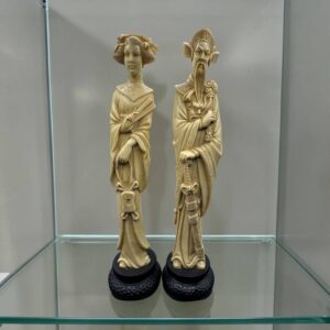 Duo / Paire / Ensemble rare de grandes statuettes représentants deux personnages asiatiques traditionnels (femmes et homme chinois) - Fines reproductions en poudre d'os et en résine à patine imitation ivoire - Décoration - Collection
