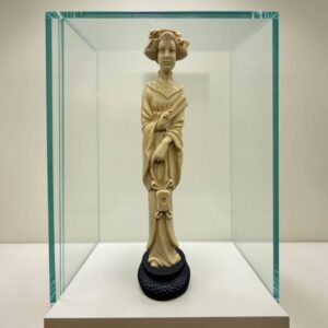 Grande statuette représentant un personnage asiatique traditionnel (femme chinoise) - Fine reproduction en poudre d'os et en résine à patine imitation ivoire - Décoration - Collection