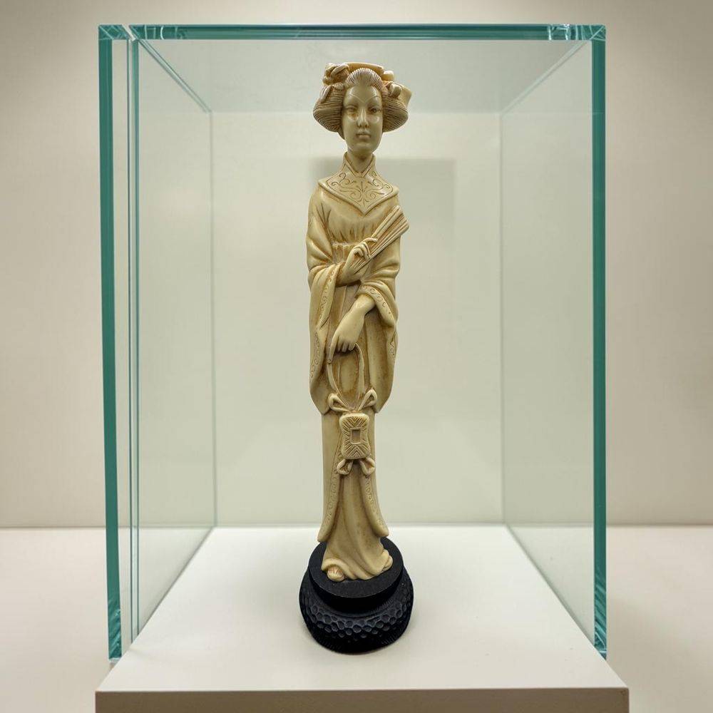 Grande statuette représentant un personnage asiatique traditionnel (femme chinoise) - Fine reproduction en poudre d'os et en résine à patine imitation ivoire - Décoration - Collection