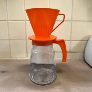 Cafetière verseuse avec filtre - Made in France - Un joli orange pop - Des années 70 - Déco - Collection - Vintage