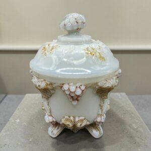 Ancien sucrier ou bonbonnière sur 4 pieds et en opaline blanche (souvent appelée opaline de foire) avec un décor en relief de pampres de vigne et de grappes de raisin, un modèle emblématique de la verrerie de Portieux (ou de Vallérysthal) - Modèle Vignes - Décoration - Collection