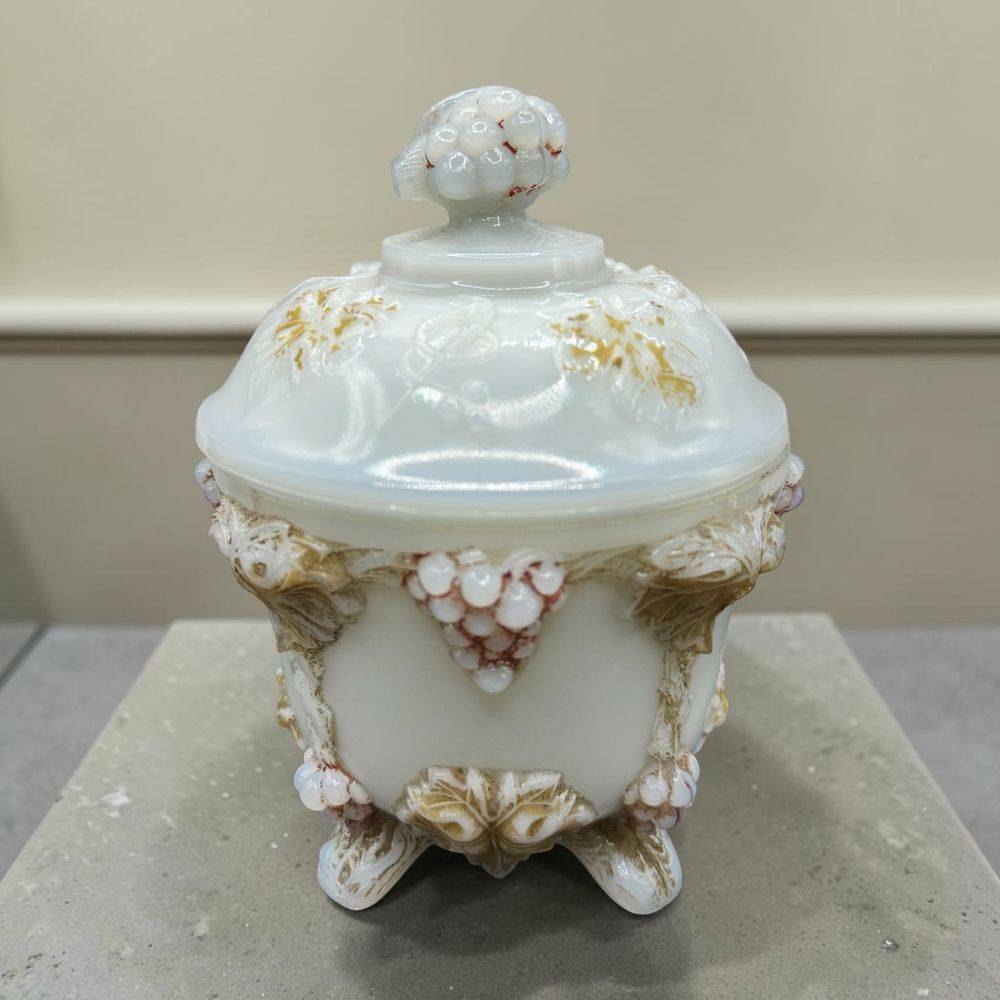 Ancien sucrier ou bonbonnière sur 4 pieds et en opaline blanche (souvent appelée opaline de foire) avec un décor en relief de pampres de vigne et de grappes de raisin, un modèle emblématique de la verrerie de Portieux (ou de Vallérysthal) - Modèle Vignes - Décoration - Collection