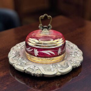 Très ancien Beurrier composé d'une cloche en verre teinté rouge rubis (type verre de Bohême ) avec des motifs floraux gravés et des filets dorés - Plateau rond orné en métal argenté - Casquinhas - Début 20ème - Collection - Décoration