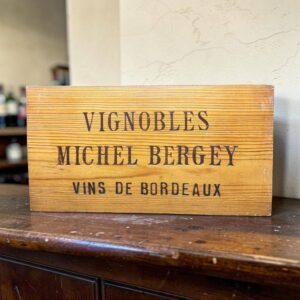 Estampe (ou façade) - Planche de bois gravée sur le côté d'une caisse de vin Vignoble Michel Bergey - Vin de Bordeaux