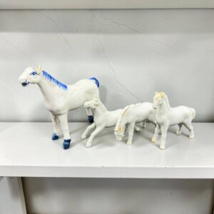 Ensemble / Lot de 4 anciens petits chevaux du bonheur (miniatures) - En porcelaine blanche - Vintage années 70/80 - Collection - Décoration