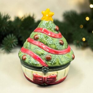 boîte à bibelots en porcelaine en forme de sapin de Noël, décorée avec un ruban rouge et surmontée d'une étoile jaune, fabriquée par la marque Villeroy & Boch (collection Winter Bakery / Treat) - Décoration - Noël